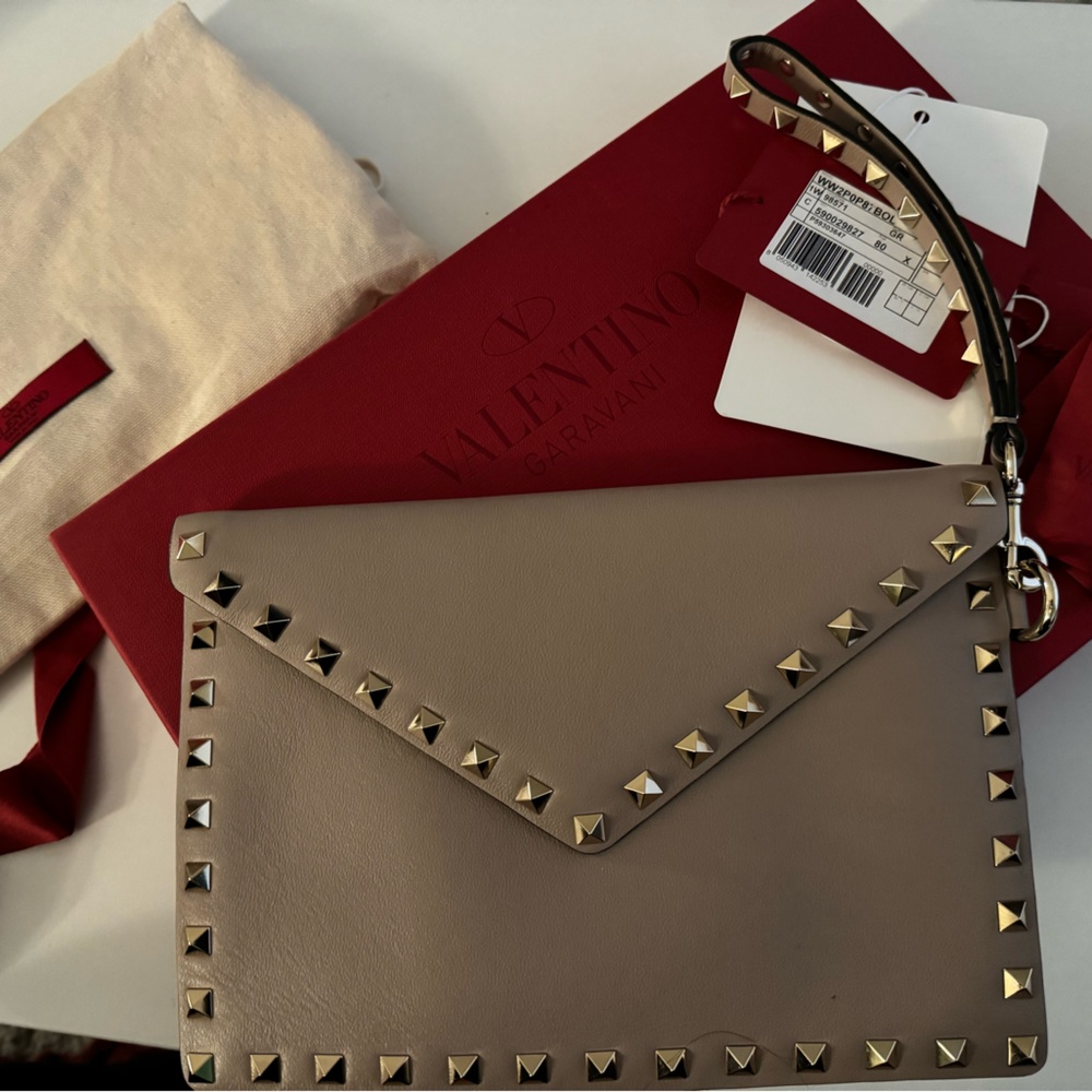 Valentino Garavani Rockstud Calfskin Pouch in color Poudre